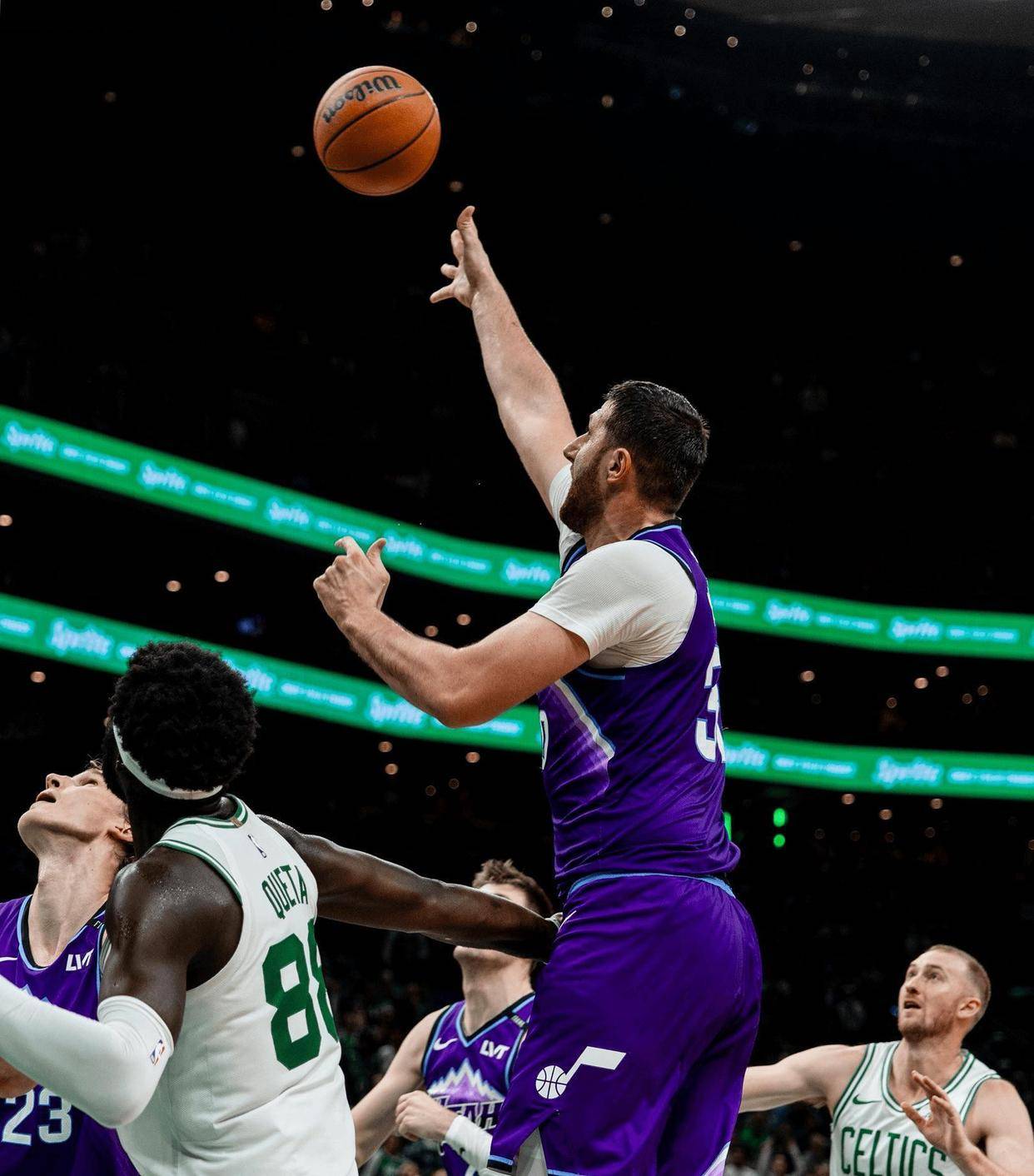 凯尔特人鏖战爵士，威斯布鲁克三分雨点燃全场