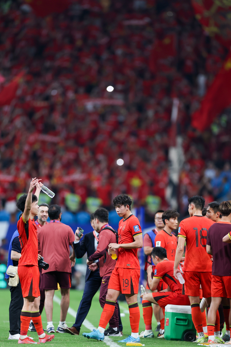 赛场上阵容强大，激烈比拼吸引目光