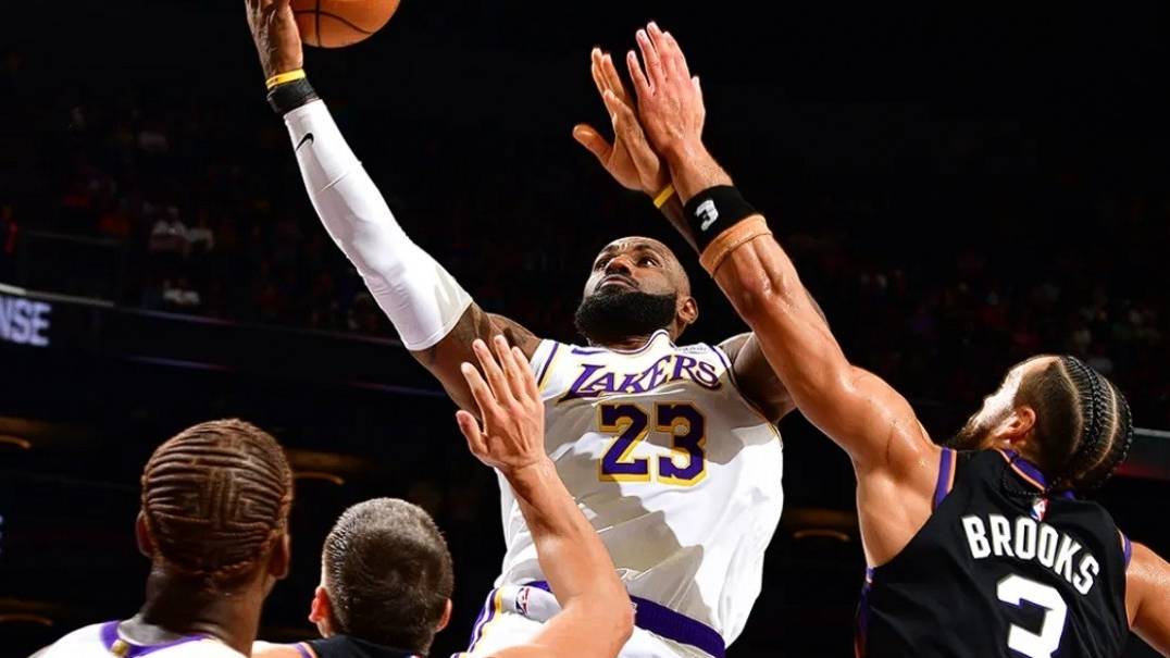 湖人主场大胜火箭，詹姆斯核心战士带领获胜