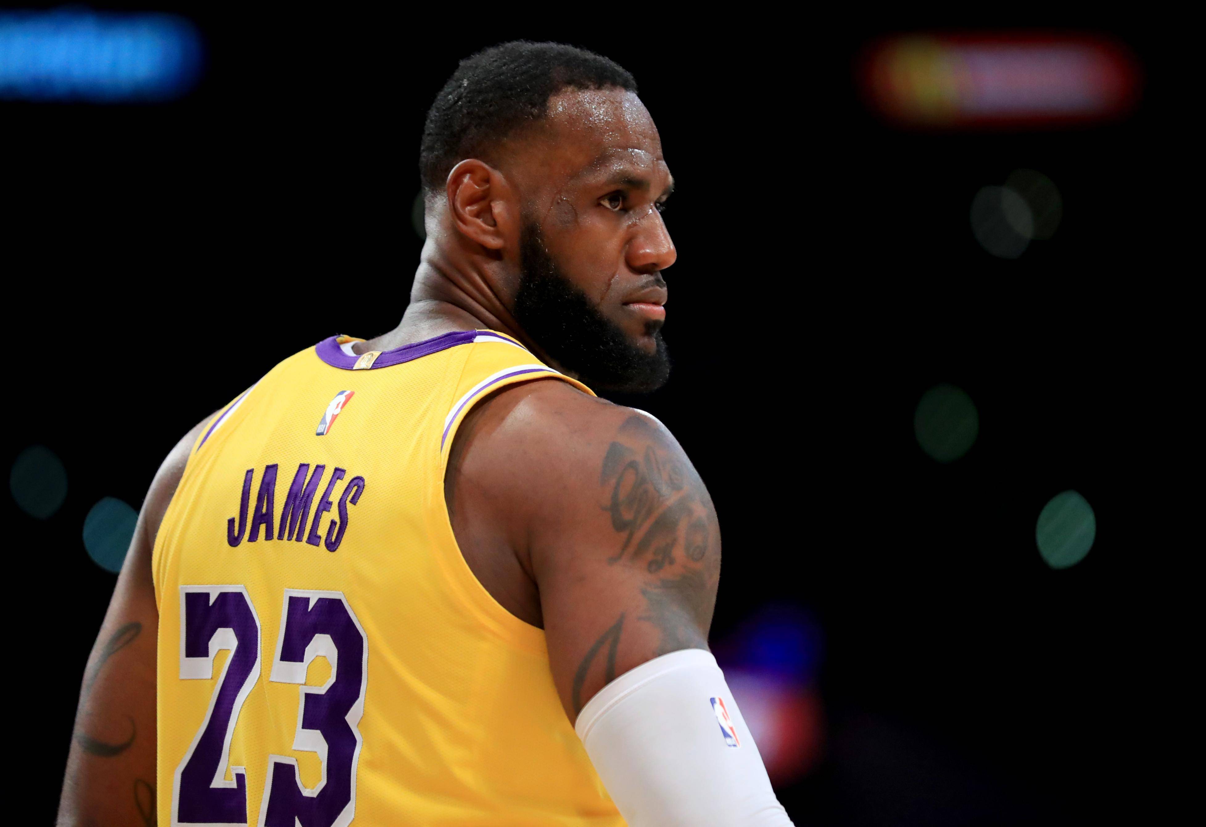 湖人主场大胜火箭，詹姆斯核心战士带领获胜