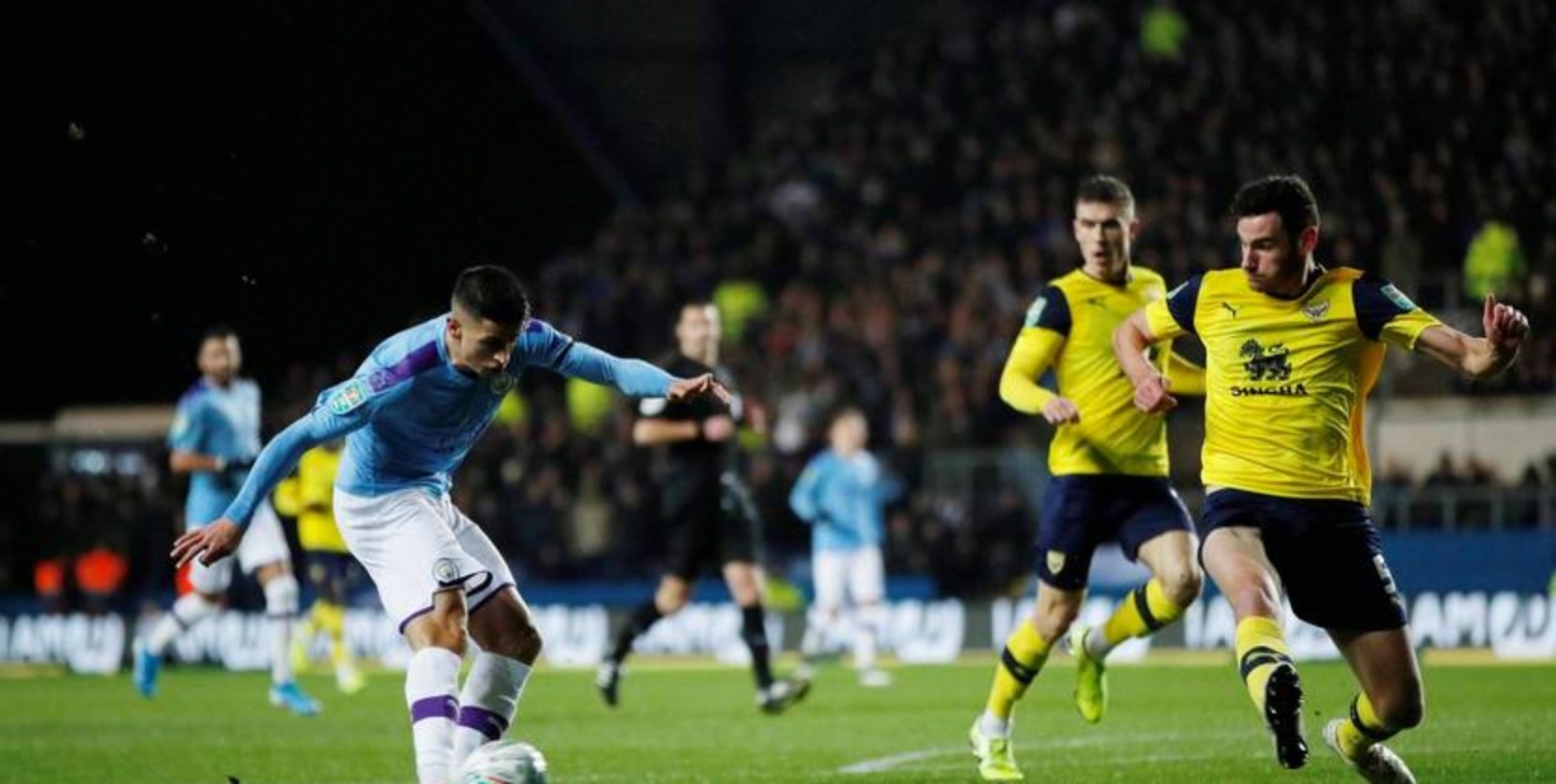 足球场上激情燃烧,双雄对决,谁能乘胜追击取得胜利? 足球场上激情燃烧,双雄对决,谁能乘胜追击取得胜利?