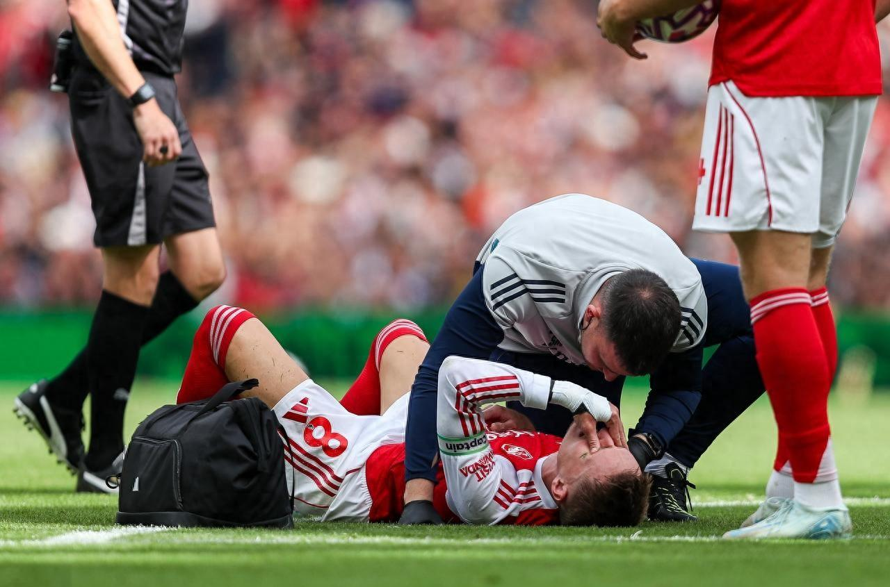 足球场上激情燃烧,双雄对决,谁能乘胜追击取得胜利? 足球场上激情燃烧,双雄对决,谁能乘胜追击取得胜利?