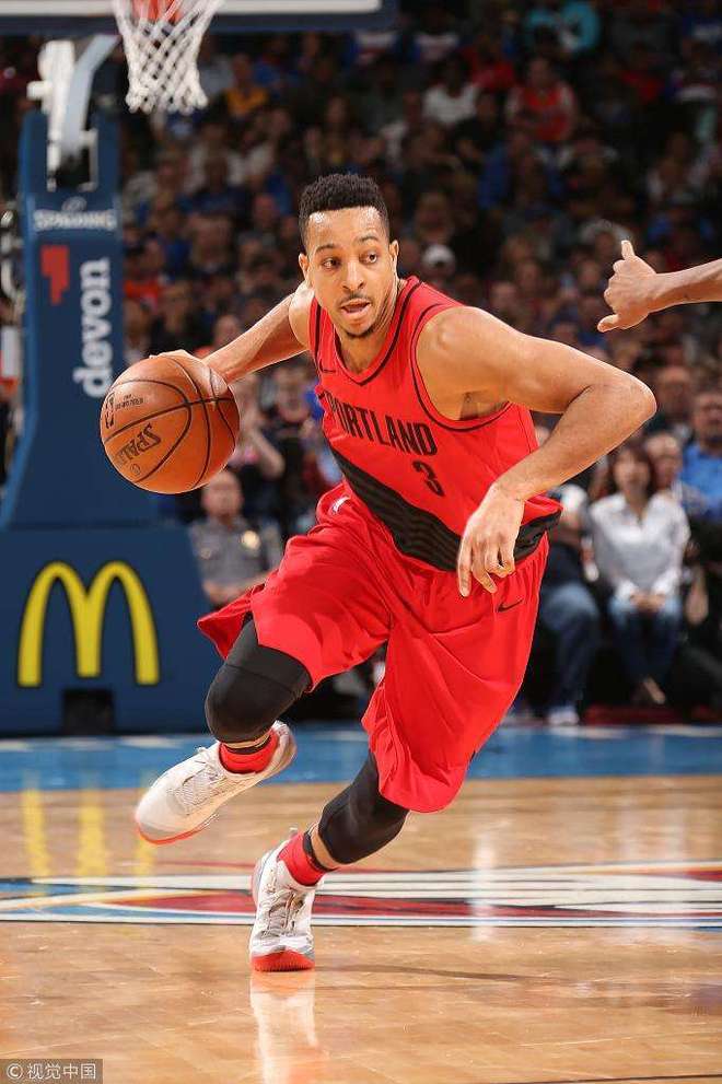 雷霆横扫热火,麦科勒姆送出助攻 雷霆横扫热火,麦科勒姆送出助攻